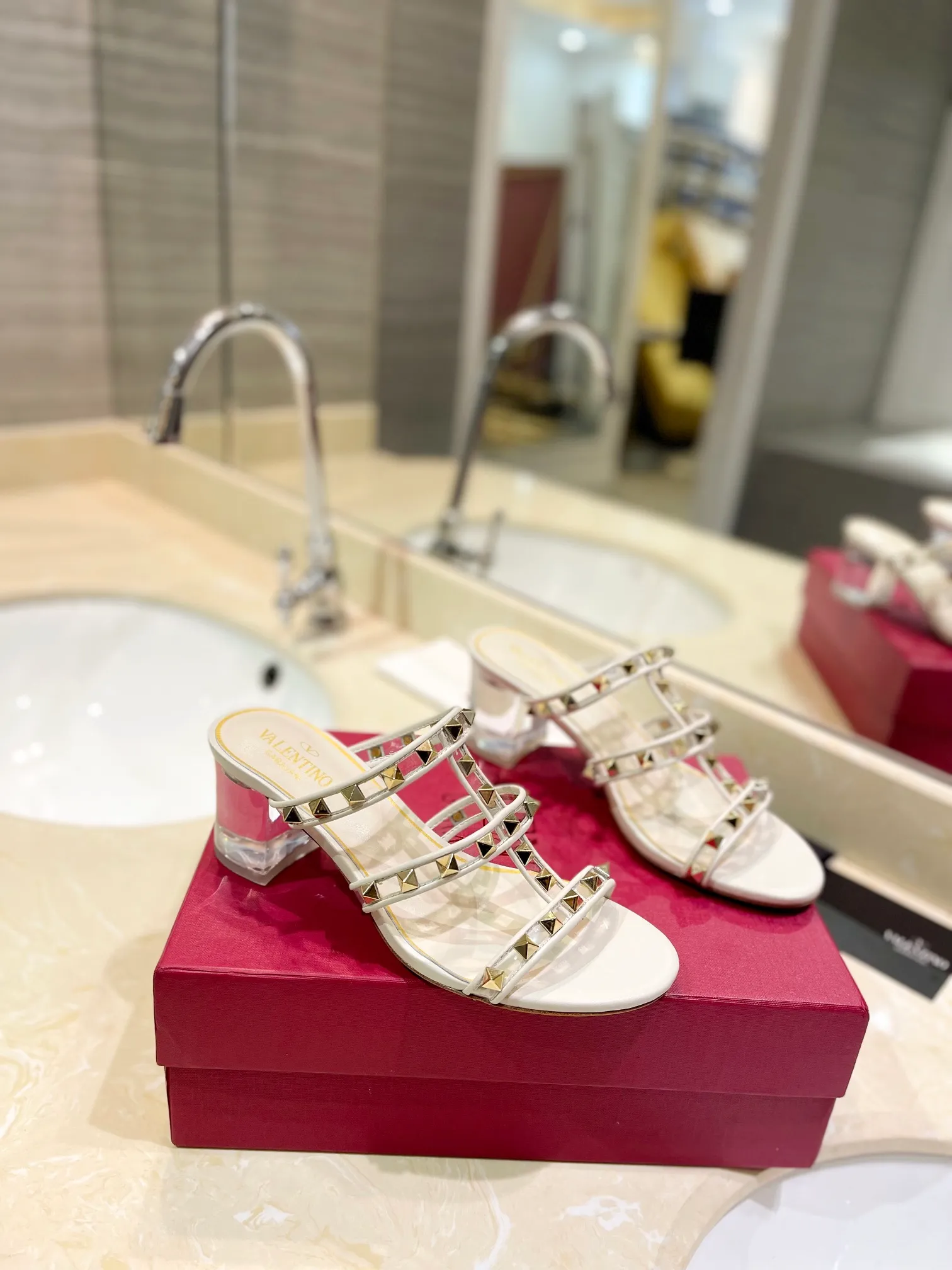 👟👟Ex-factory price 500👟👟 𝑉𝐴𝐿𝐸𝑁𝑇𝐼𝑁𝑂 Valentino ♡ͥ | ²º²⁴💫Purchasing agent level🔍Same color The classic king-shaped slippers with crystal heels are also so beautiful The particularly high-quality hardware brings out a full sense of high-end. After putting it on your feet, you will be stunned and look super slim! The new season lives up to expectations! Worth buying ★Imported cowhide is absolutely high-grade ❥Original method is absolutely sensual ❥Elegant style creates a different feeling🙈 Simple temperament style!  ♡ show bdetails ———————————— ⊿▸: Size｜35-40 (customized at 40.41.42) ⊿▸: Material｜Imported sheepskin + Pvc ⊿▸: Material | Padded sheepskin ⊿▸: Material | Italian🇮🇹 genuine leather outsole ⊿▸: Heel height｜6cm